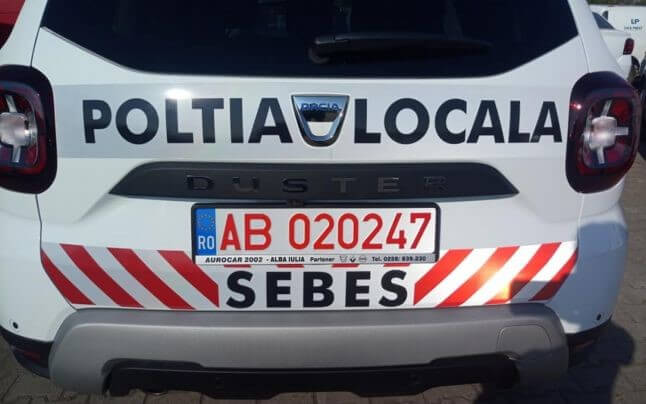 Un Duster al Politiei Locale Sebes a fost inscriptionat eronat si a amuzat internautii