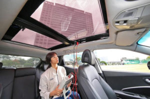 Masini cu panouri solare pe plafon. Industria auto trece la nivelul urmator.