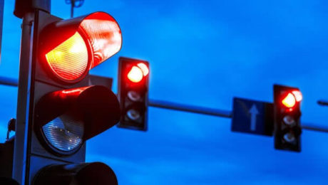 O nouă tehnologie pentru fluidizarea traficului: Semaforul care simte ca vrei sa traversezi!