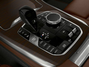 Noul BMW X5 xDrive45e iPerformance poate rula doar cu electricitate până la 80 de km!