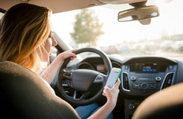 Soferii vor putea sa foloseasca din nou telefoanele cand conduc!