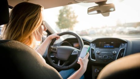 Soferii vor putea sa foloseasca din nou telefoanele cand conduc!
