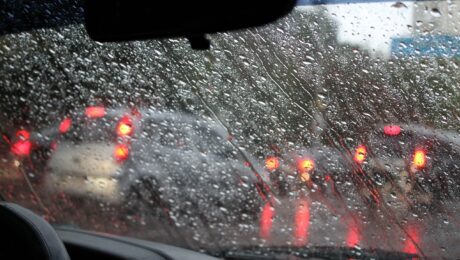 5 sfaturi pentru siguranţa la volan pe timp de ploaie!